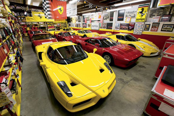 Chiếc siêu xe Ferrari Enzo màu vàng trong bộ sưu tập của ông Bachman.