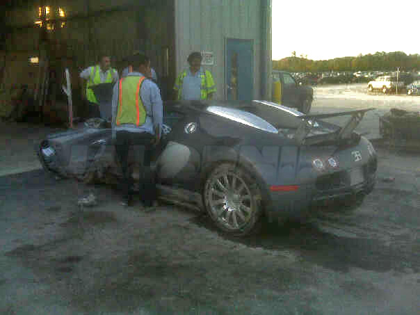 Chiếc siêu xe Bugatti Veyron bị hỏng hoàn toàn sau khi được trục vớt từ hồ lên.