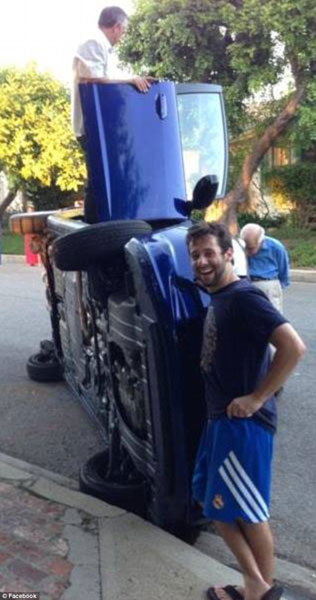 Ryan Steinberg chụp ảnh bên chiếc xe Honda bị lật.