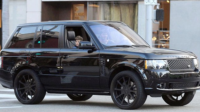 Cựu cầu thủ David Beckham lái Range Rover dạo phố.