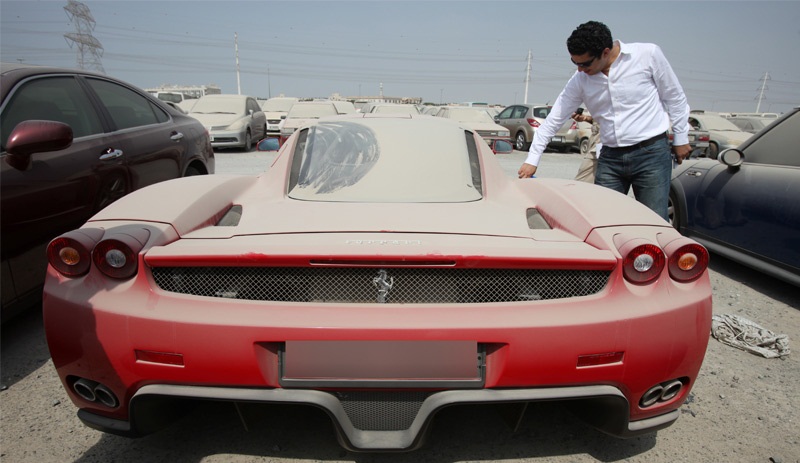 Siêu xe Ferrari Enzo phủ bụi tại Dubai.