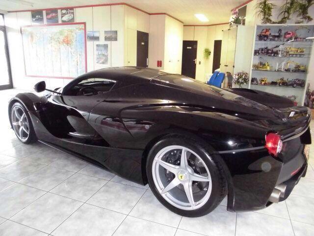 Chiếc siêu xe Ferrari LaFerrari đang được bán tại Dubai với giá khủng.