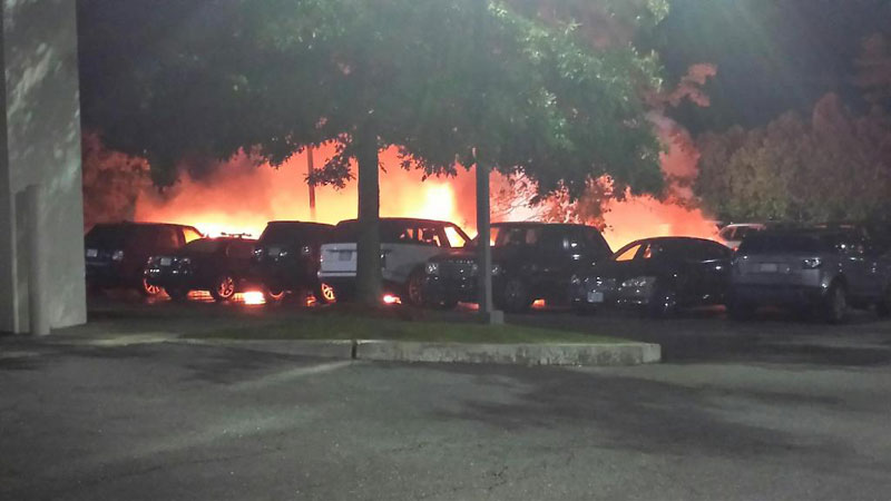 Những chiếc xe sang Jaguar và Land Rover tại hiện trường vụ cháy.