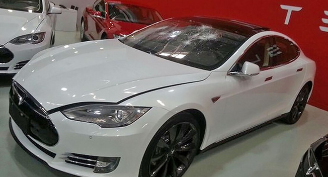 Chiếc Tesla Model S xấu số.