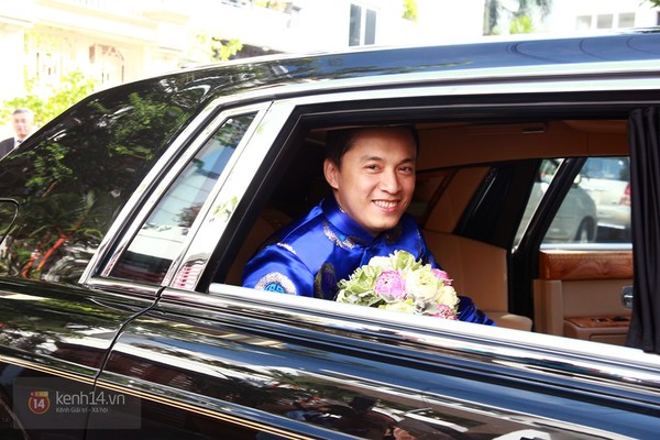 Nam ca sỹ Lam Trường ngồi trong chiếc Rolls-Royce Phantom rồng đi đón dâu.