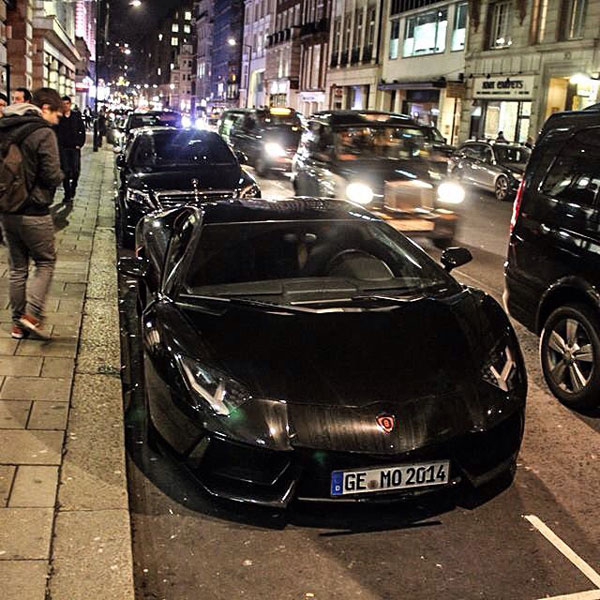 Siêu xe Lamborghini Aventador LP700-4 của Ozil trên đường phố London.