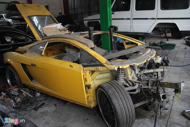 Tại một xưởng sửa chữa ôtô tư nhân ở Hà Nội, hai chiếc siêu xe Lamborghini Gallardo cùng màu vàng được đặt gần nhau.
