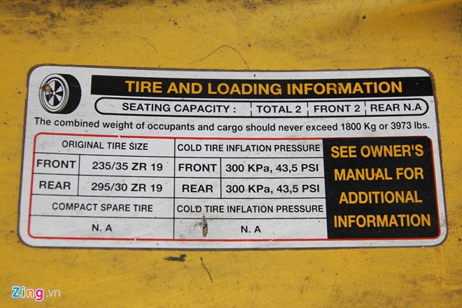 Trên thành xe vẫn còn bảng hiệu nhỏ ghi thông số lốp, số chỗ ngồi và giới hạn trọng lượng.