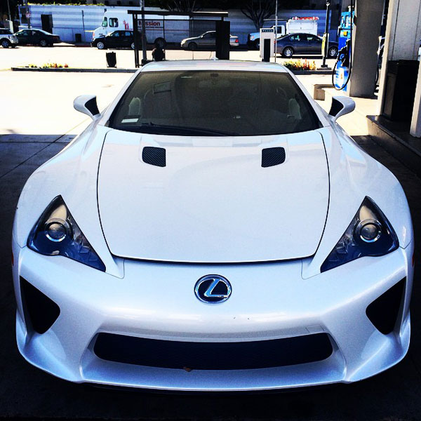 Hình ảnh chiếc siêu xe Lexus LFA màu trắng của Paris Hilton trên Instagram.