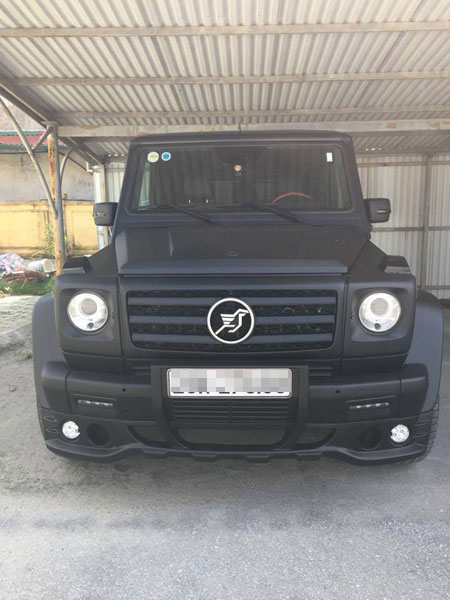 Chiếc Mercedes-Benz G55 AMG màu đen nhám của chồng siêu mẫu Ngọc Thạch.