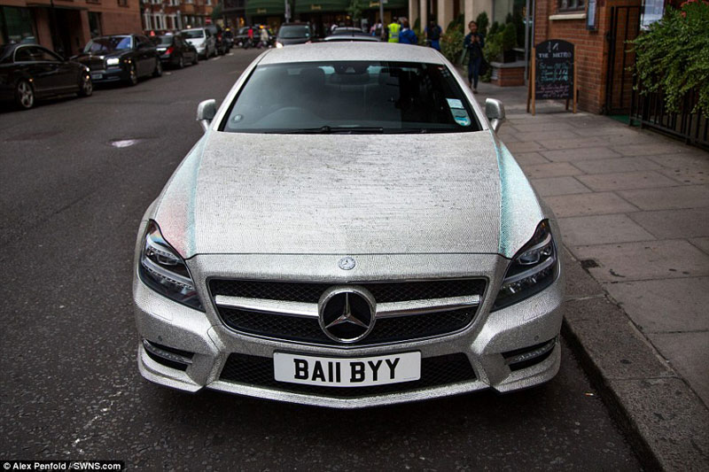 Chiếc Mercedes-Benz CLS350 nạm đá quý đỗ trước cửa khách sạn cao cấp tại thủ đô London, Anh.