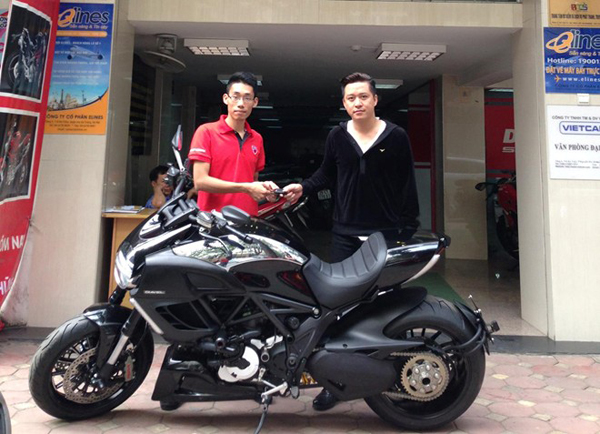 Nam ca sỹ Tuấn Hưng nhận chìa khóa chiếc Ducati Diavel Cromo mới mua.