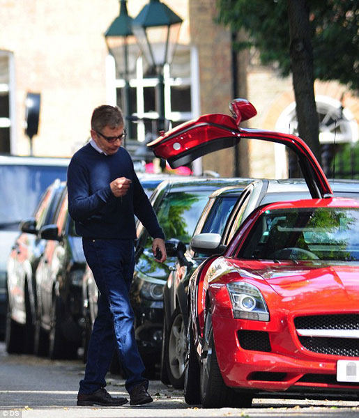 Mr. Bean xuất hiện cùng chiếc siêu xe Mercedes-Benz SLS AMG màu đỏ.