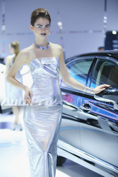 Nổi bật là dàn người mẫu nước ngoài của Lexus với phong cách trang điểm vô cùng ấn tượng.