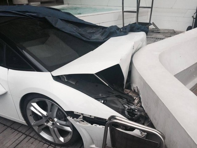 Chiếc Lamborghini Gallardo Spyder &quot;nát mũi&quot; sau vụ tai nạn vô tình.