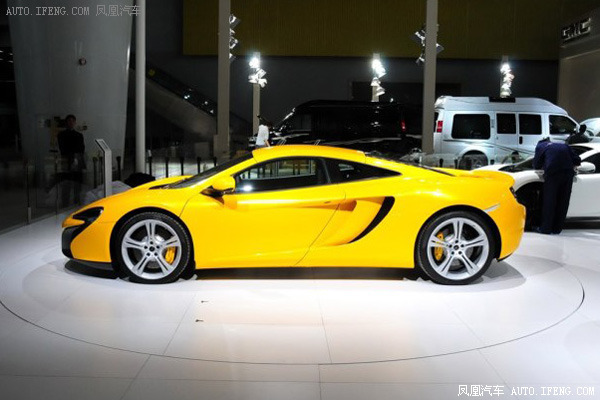Siêu xe McLaren màu vàng nổi bật.