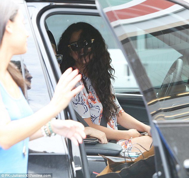 Selena ngồi cười trong xe...