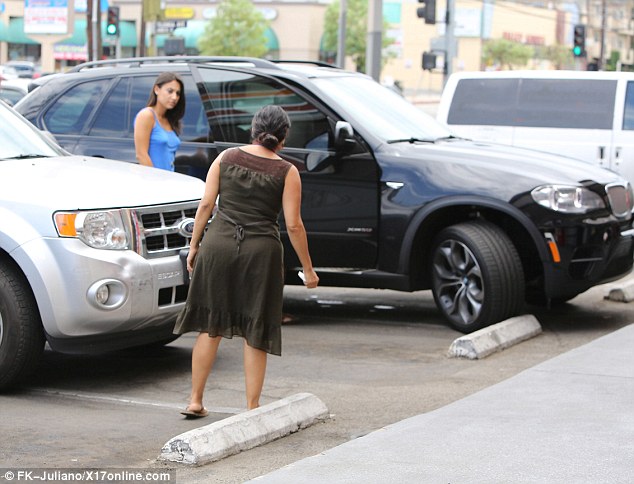 Chủ chiếc xe Ford xem xét hư hỏng sau vụ tai nạn với BMW X5 của Selena.