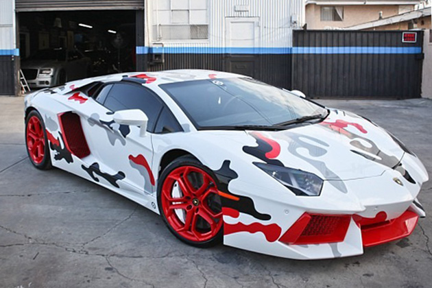 Siêu xe Lamborghini Aventador LP700-4 màu rằn-ri của Chris Brown.