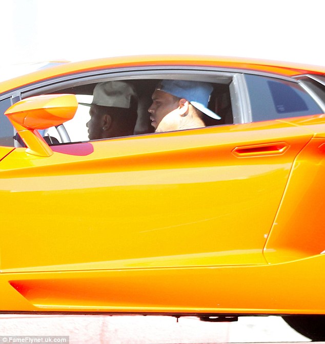 Chris Brown nhanh chóng cầm lái xế cưng Lamborghini Aventador LP700-4 màu cam sau 1 tuần xõa ở French Riviera.