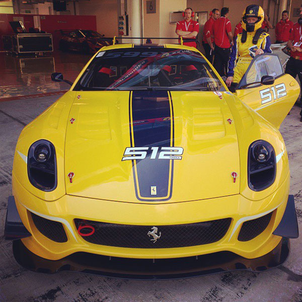 Siêu xe Ferrari 599XX Evo màu vàng nổi bật của ông Sloss.