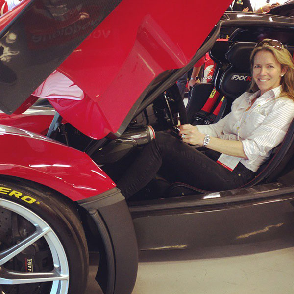 Vợ ông Sloss chụp ảnh cùng chiếc Ferrari FXX-K mới tậu.