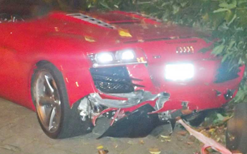 Audi R8 Spyder bị đâm vỡ đuôi tại Canada.