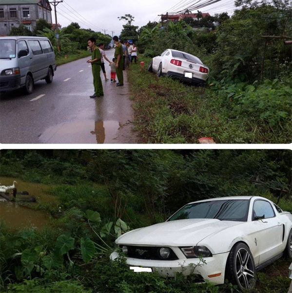 Chiếc Ford Mustang màu trắng nằm dưới vệ cỏ bên đường (Ảnh: Facebook/Tạp Chí Xe Hơi).