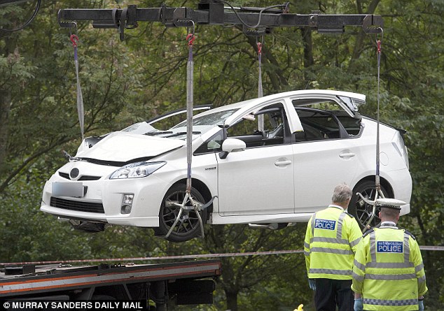 Chiếc Toyota Prius gặp nạn được đưa ra khỏi hiện trường.