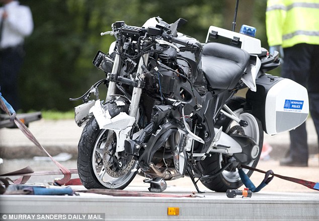 Chiếc môtô chuyên dụng của cảnh sát bị nát bét đầu xe.