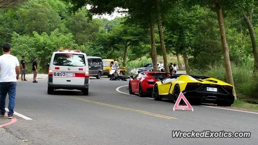 Hai chiếc siêu xe Lamborghini khác có mặt tại hiện trường vụ tai nạn.