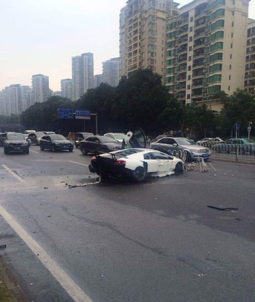 Siêu xe Lamborghini Murcielago LP670-4 SV gặp nạn tại Thâm Quyến, Trung Quốc.
