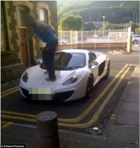 Bức ảnh nam thanh niên đứng trên nắp capô siêu xe McLaren MP4-12C Spider lan truyền trên Facebook.