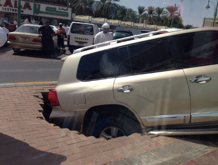 Nhiều người dân địa phương đã vây quanh chiếc Toyota Land Cruiser bị sút xuống lòng đất.