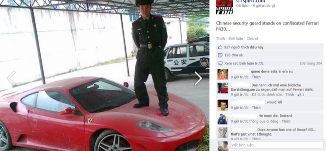 Cảnh sát Trung Quốc đứng trên nắp capô siêu xe Ferrari F430 để chụp ảnh.