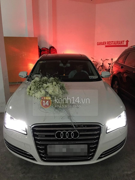 Chiếc Audi A8L được trang trí hoa cưới khá đơn giản nhưng thanh lịch.