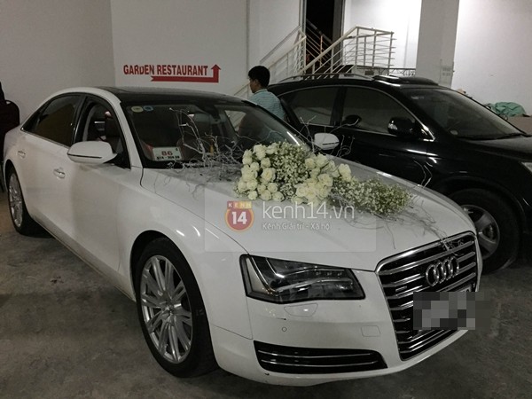 Xe chở cô dâu và chú rể sẽ là chiếc Audi A8L sang trọng.
