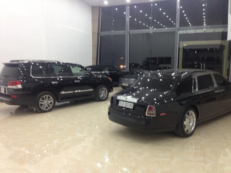 Rolls-Royce Phantom và Lexus sang trọng.