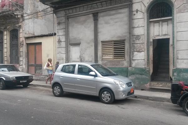 Một chiếc xe Trung Quốc trên đường phố Cuba.