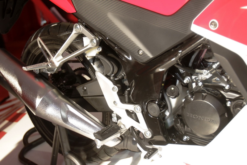 Động cơ trên Honda CBR150R 2015 là loại DOHC.