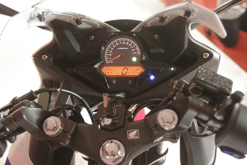 Bảng táp-lô của Honda CBR150R 2015