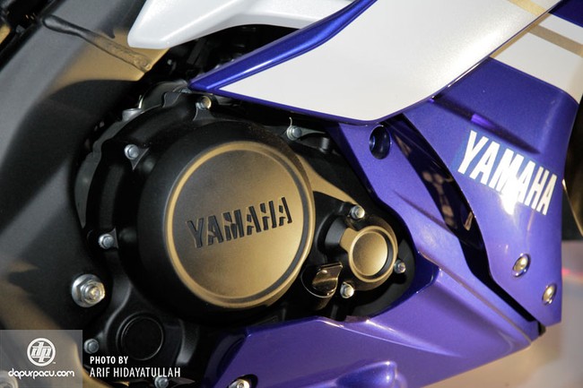 Yamaha R15 2.0 2014 sử dụng động cơ SOHC.