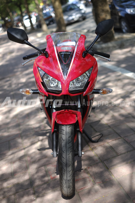 Cặp đèn pha đôi trên honda CBR150R 2015.