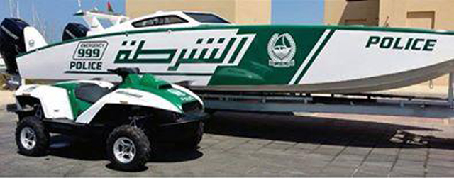 Gibbs Quadski bên cạnh cano siêu tốc của cảnh sát Dubai