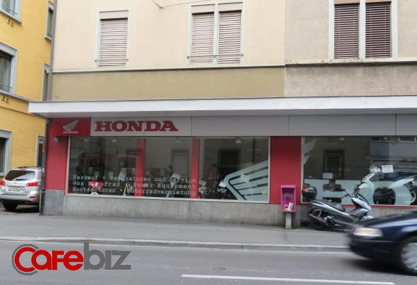 Cửa hàng xe máy Honda ở trung tâm thành phố Zurich - Thụy Sỹ.