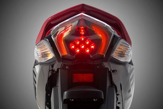 Đuôi xe cũng sử dụng đèn hậu LED chiếu sáng tương tự như mặt trước, đem đến sự đồng bộ và cân bằng về mặt thẩm mỹ thiết kế.