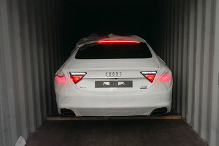 Chiếc Audi A7 Sportback 2015 trong quá trình &quot;khui công&quot; tại cảng Cát Lái.