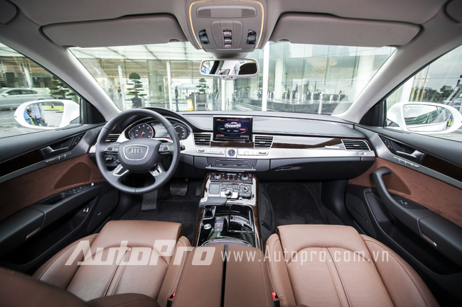 Nội thất bên trong Audi A8L.