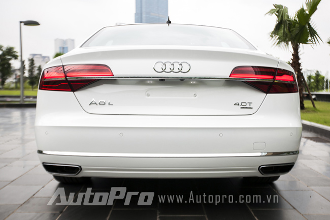 Audi A8L nhìn từ phía sau.