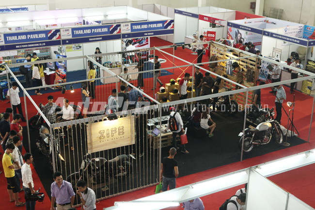 Chỉ một góc nhỏ nhưng gian hàng xe độ này thu hút rất nhiều sự quan tâm của người xem.